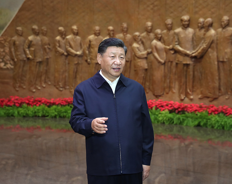 9月12日，中共中央总书记、国度主席、中央军委主席习近平视察中共中央北京香山革命留想地。这是习近平在香山革命留想馆参观《为新中国奠基》主题展览，并颁发沉要讲话。